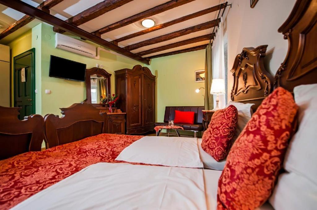 Apartment Antique Oscar Iii *