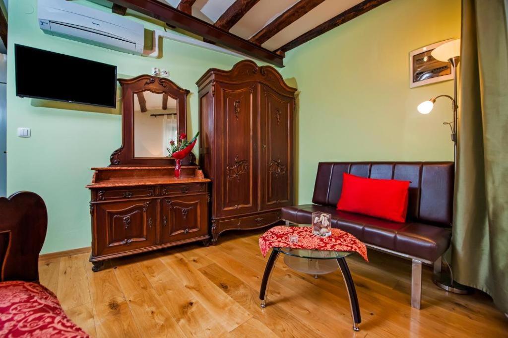 Antique Oscar Iii Apartment